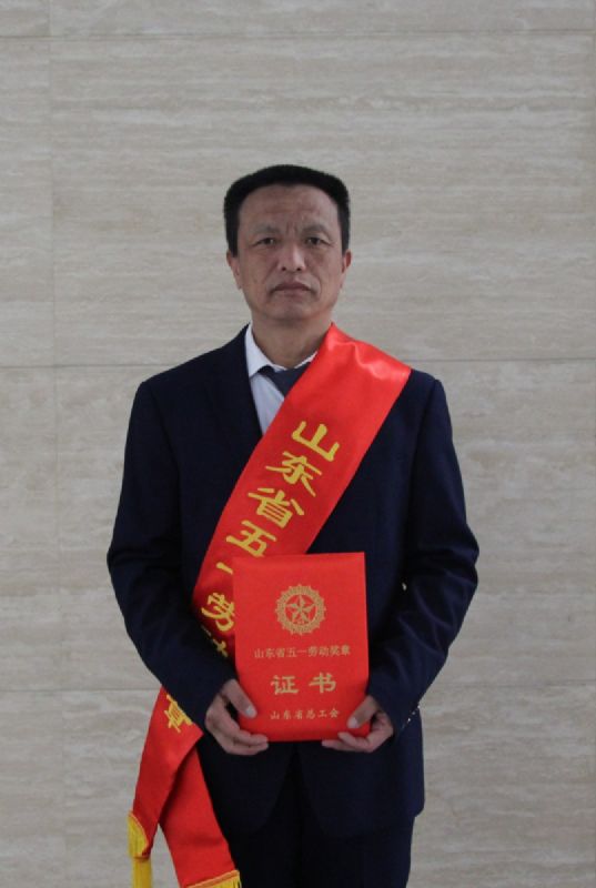 奮斗不負(fù)韶華,平凡鑄就偉大 —公司員工徐成海榮獲省“五一勞動(dòng)獎(jiǎng)?wù)隆?/></p><p>徐成海自2011年進(jìn)入龍港硅業(yè)以來(lái),默默無(wú)聞,任勞任怨,兢兢業(yè)業(yè),公而忘私,連續(xù)十年每年均被評(píng)為勞動(dòng)模范、先進(jìn)個(gè)人;2015年入選昌邑市勞動(dòng)模范,2019年獲評(píng)濰坊市勞動(dòng)模范。<br/>敬業(yè)是品質(zhì),精業(yè)是態(tài)度。徐成海把“敬業(yè)”和“精業(yè)”作為信仰,十年如一日,在平凡的崗位上,腳踏實(shí)地,銳意進(jìn)取,無(wú)私奉獻(xiàn)。通過(guò)近10年的持續(xù)優(yōu)化和30余項(xiàng)項(xiàng)目改造,公司生產(chǎn)管理模式取得質(zhì)的變化,其本人獲得山東省企業(yè)技術(shù)創(chuàng)新獎(jiǎng)8項(xiàng)、濰坊市職工技術(shù)創(chuàng)新成果youxiu獎(jiǎng)2項(xiàng),公司先后榮獲“中國(guó)專(zhuān)精特新企業(yè)”、“山東省企業(yè)技術(shù)創(chuàng)新示范企業(yè)”、“山東省精細(xì)化管理樣板企業(yè)”等榮譽(yù)。徐成海表示,山東省“五一勞動(dòng)獎(jiǎng)?wù)隆奔仁且环莩恋榈榈臉s譽(yù),更是一份激勵(lì)、一份責(zé)任,他將更嚴(yán)格地要求自己,鞭策自己,發(fā)揚(yáng)勞模精神、先進(jìn)精神、工匠精神,帶動(dòng)身邊的同事實(shí)干圓夢(mèng),以?xún)?yōu)異的工作成績(jī)回報(bào)企業(yè)、回饋社會(huì)。</p><p style=